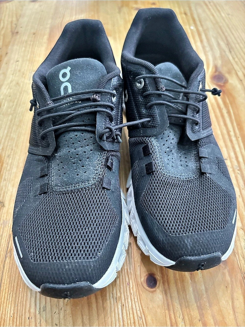 On Cloud 5 Athletic Shoes in Black & White